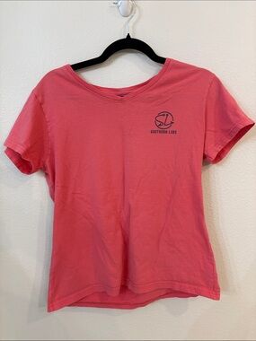 Southern Lure Women’s Coral V-Neck Short Sleeve Graphic Tee Size L